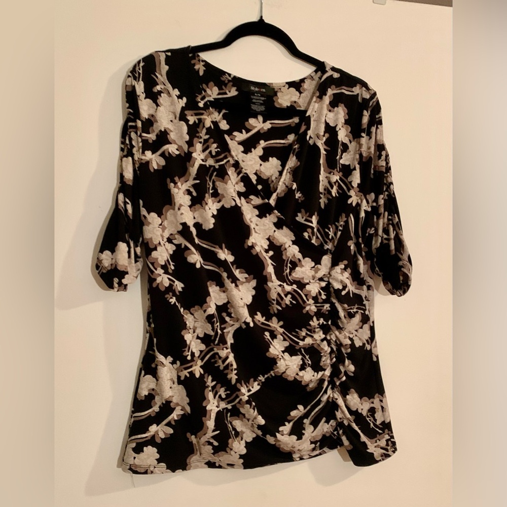 🌻070 NWOT STYLE & Co. Faux wrap plus top
